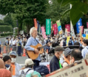 集会参加の小室等の写真