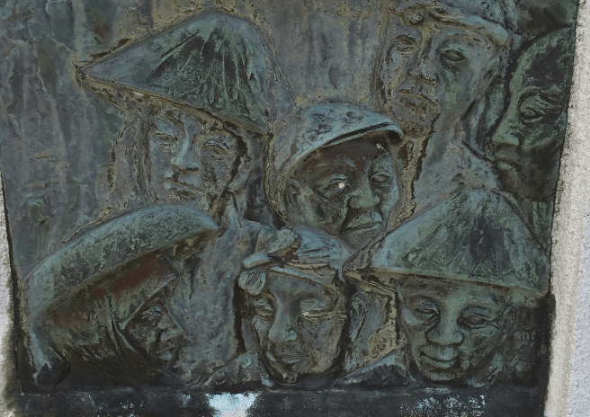 Peasants of the time depicted on the monument.